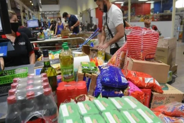 El consumo masivo de alimentos cae 3% en promedio en el canal mayorista y formatos de cercanía de hasta 500 metros cuadrados