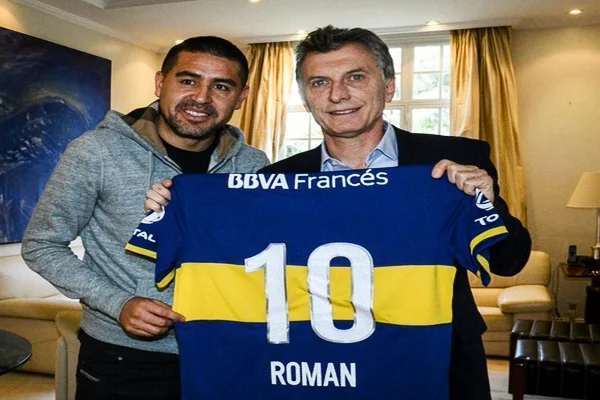 Mauricio Macri junto a Riquelme