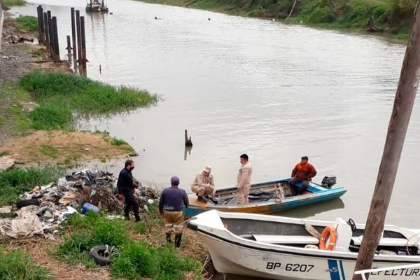 EL CUERPO SIN VIDA DE UN HOMBRE APARECIÓ HACE INSTANTES EN EL ARROYO YAGUARÓN