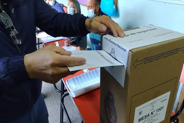 Al llegar a la mitad de la jornada eleccionaria, solo votó el 26% del padrón