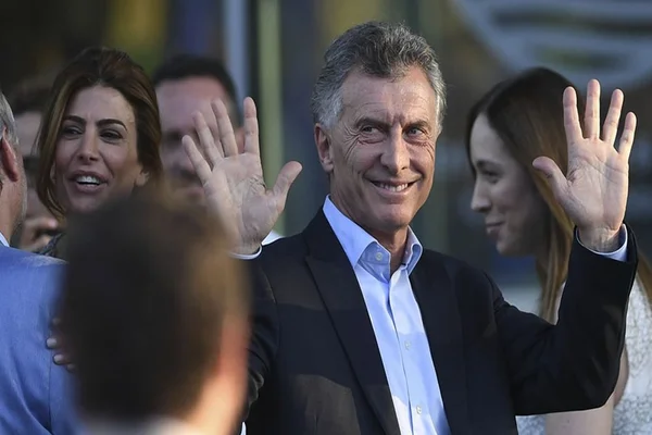 El juez federal subrogante de Dolores, Martín Bava, reprogramó para esa fecha la citación a indagatoria al expresidente por el espionaje a los familiares de los tripulantes del submarino Ara San Juan, que se hundió en noviembre de 2017. El ex mandatario llegaría el 19 al país.