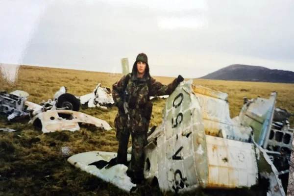 En 1998, durante una misión a las islas, David Richardson identificó los restos de un Mirage V-Dagger.3 y decidió recuperarlos y preservarlos. La próxima semana viajarán en correo diplomático desde Londres a la Argentina.