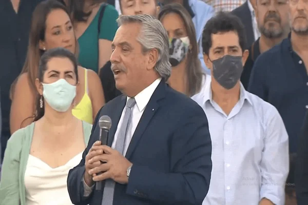 El presidente Alberto Fernández habla durante el acto para homenajear al ex presidente Nestor Kirchner en Morón.