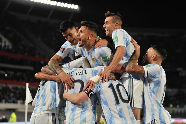 La Albiceleste volvió a jugar en Buenos Aires y con público: le ganó 3-0 a la Celeste con goles de Lionel Messi, Rodrigo De Paul y Lautaro Martínez.