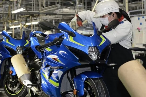 El fabricante japonés de motocicletas Suzuki comenzó a producir los primeros modelos en el país en asociación con grupo La Emilia, en la planta industrial que la firma local posee del partido bonaerense de San Nicolás