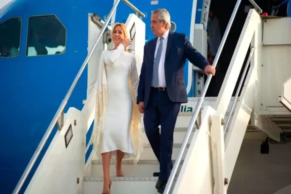 Alberto Fernández y Fabiola Yañez en el arribo a Roma.