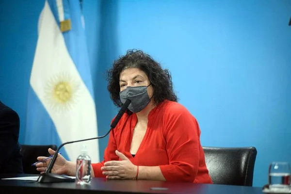 La ministra, al referirse a la inoculación de una tercera dosis, subrayó que "desde un principio se supo que se iba a necesitar algún refuerzo".