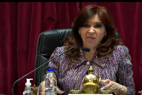 La presidenta del Senado, Cristina Kirchner, se mofó de los legisladores opositores que la interrumpían.