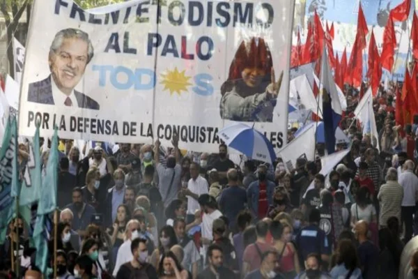 Hubo manifestaciones en todo el país. La movilización central se desarrolló en Plaza de Mayo. La titular de la Asociación Madres de Plaza de Mayo exhortó al Gobierno a no pagar la deuda externa.