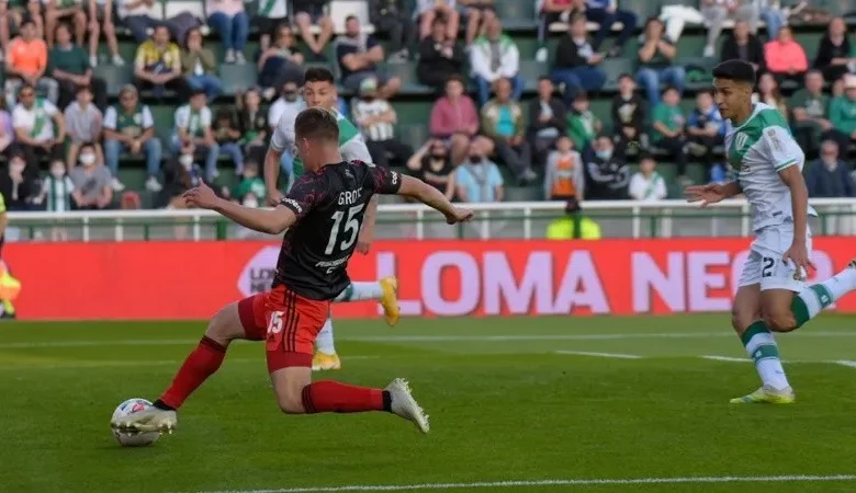 En el marco de la decimoquinta fecha de la Liga Profesional de fútbol, el conjunto del sur recibió a River y no pudo quedarse con los tres puntos.Durante esta tarde, River Plate golpeado con bajas por lesiones y convocatoria de jugadores a seleccionados sudamericanos con acción en fecha FIFA, venció esta tarde como visitante a Banfield, por 1-0, para seguir siendo el puntero del torneo.