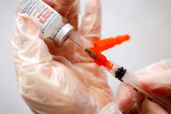 Moderna anunció que su dosis de refuerzo protege contra la variante Ómicron