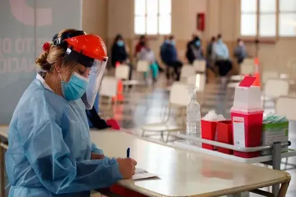 El 70% de la población ya tiene el esquema completo de vacunación contra el COVID-19 | Foto: NA