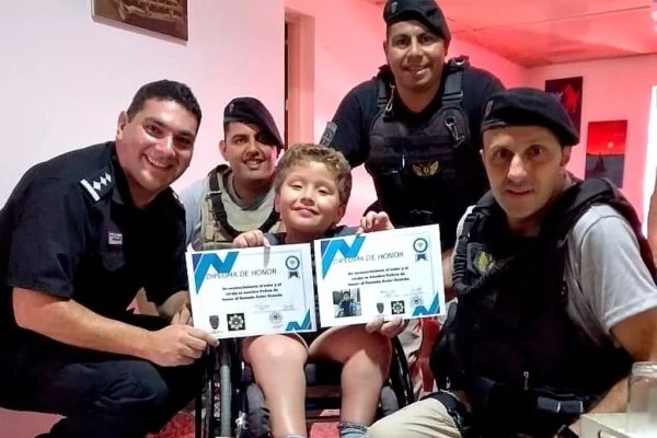El personal policial villense viajó a wheelwright para comocer a astor y nombrarlo “policía de honor”.