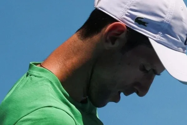 Djokovic seguirá en Australia hasta que se defina su situación