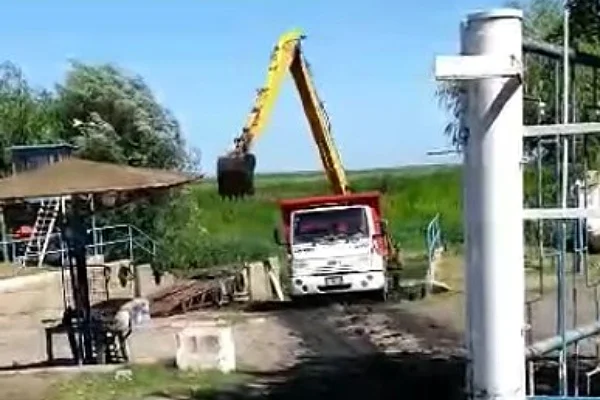 Tiran el fango con desechos cloacales en el ingreso a la Isla del Sol