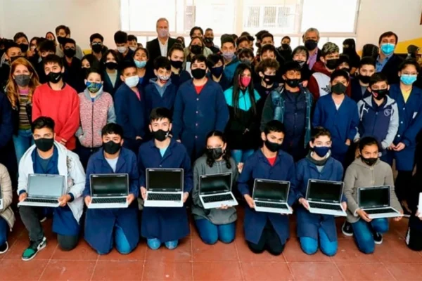 El ministro Perczyk, en uno de los actos de entrega de computadoras a chicos de colegio secundario. (Foto archivo)