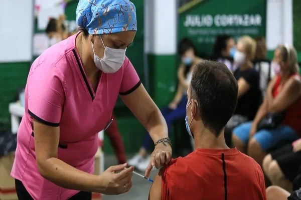 Las personas vacunadas reportan un 41% menos de síntomas de covid-19