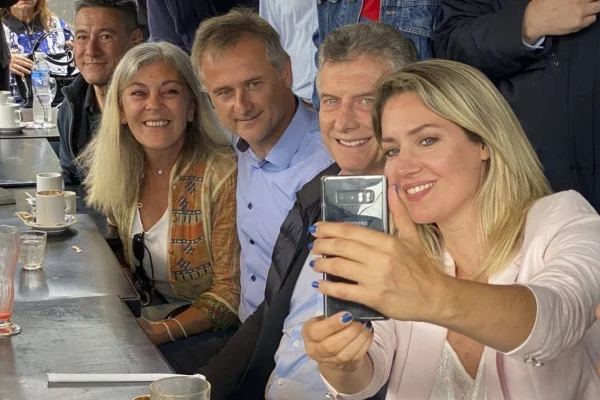 Carolina Losada sacándose una selfie con Mauricio Macri y compañía.