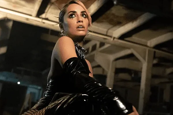 Lali "disciplina" a la escena en su regreso a la música
