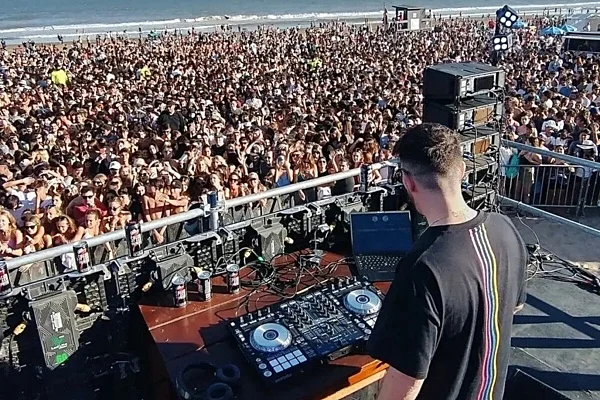 En el peor día de la pandemia, se celebró un masivo "after beach" en Pinamar