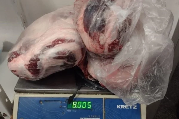 Dos agentes penitenciarios detenidos por robar carne, fideos y yerba de la cárcel