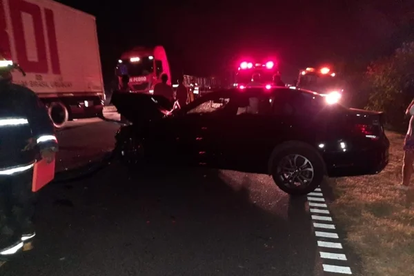 Un automóvil colisionó con un camión