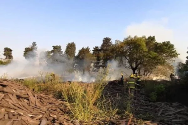 Incendio en una fábrica de tarimas