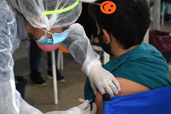 Las vacunación pediátrica contra el coronavirus es segura.