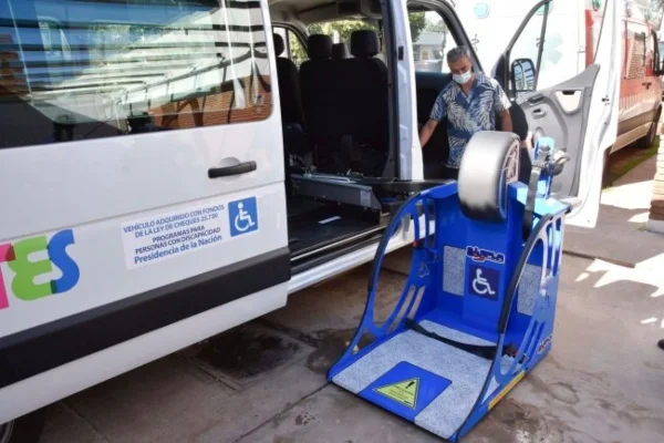 El Municipio entregó una unidad para traslado de personas con movilidad reducida