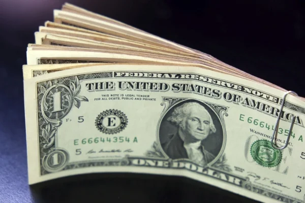 El dólar blue volvió a subir con la tensión política de fondo