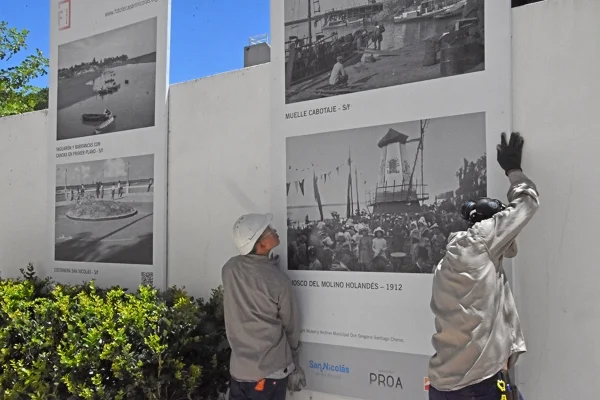 Recambio de la muestra de Fototeca de San Nicolás frente al Palacio de Tribunales