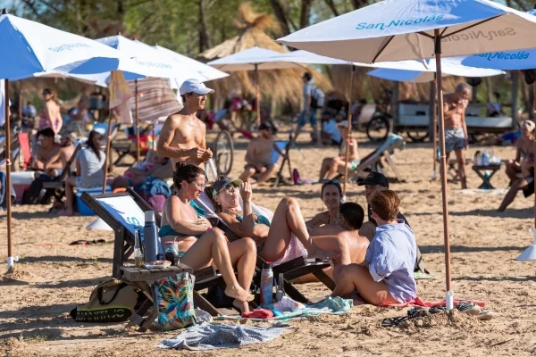 Los nicoleños siguen disfrutando del verano en la playa “El Arenal”