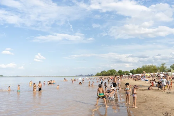En los días de carnaval también se disfrutan en la playa nicoleña “El arenal”