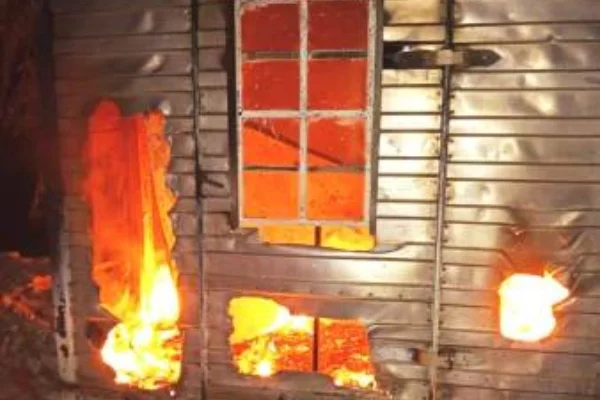 Las llamas consumieron la estructura metálica que se encontraba junto a una casa en construcción.