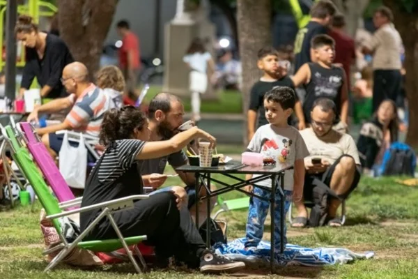 La plaza 14 de Abril recibe este viernes una nueva edición del Picnic Nocturno