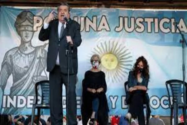 El juez Juan María Ramos Padilla habla durante la concentración frente a Tribunales para protestar contra la Corte Suprema de Justicia de la Nación.