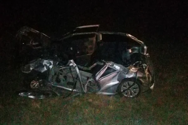 Falleció un policía al incrustarse su auto contra un camión en plena ruta 9