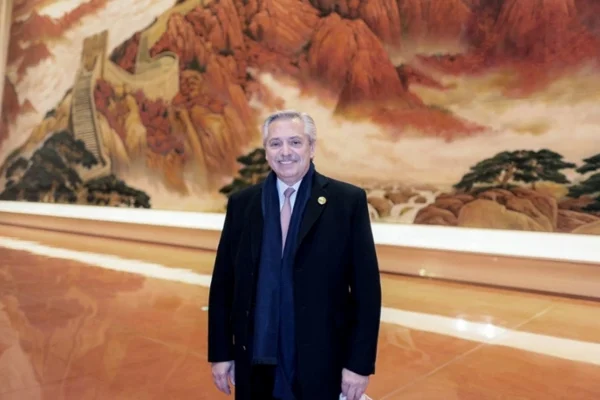 Tras dejar China, Alberto Fernández continúa su gira hacia Barbados con escala en Madrid