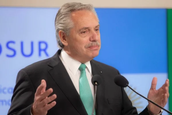 Alberto Fernández no viaja a Corrientes pero "monitorea" lo que sucede con los incendios
