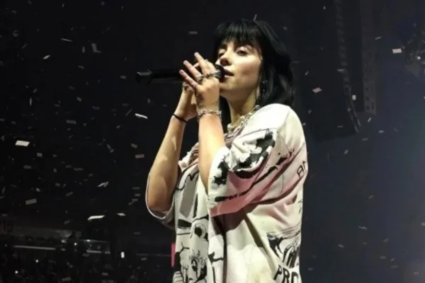 Billie Eilish frenó un show para auxiliar a una espectadora que no podía respirar