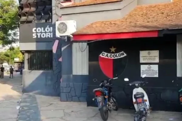 Atacaron a balazos la sede de Colón y pintaron amenazas en la vereda