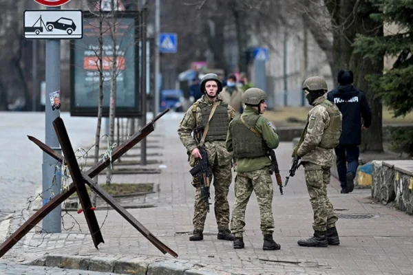 Ucrania intenta resistir a una invasión militar rusa con combates en el centro de la capital. Foto AFP.