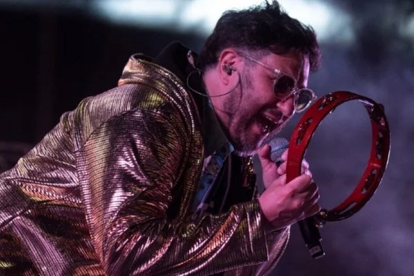 Los Auténticos Decadentes aportaron fiesta y desparpajo en la vuelta de "Rock en Baradero"