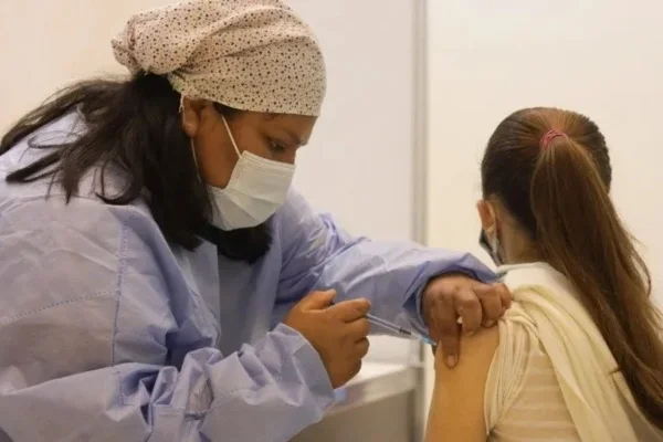 Se aprobó la aplicación de la dosis de refuerzo para menores de 12 a 17 años