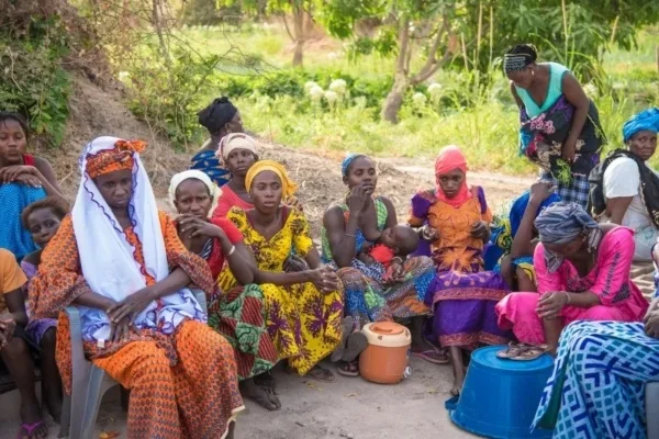 Safe Hands For Girls es una de las ONGs que luchan por frenar la mutilación genital femenina. En la foto: mujeres reunidas a través de la organización.