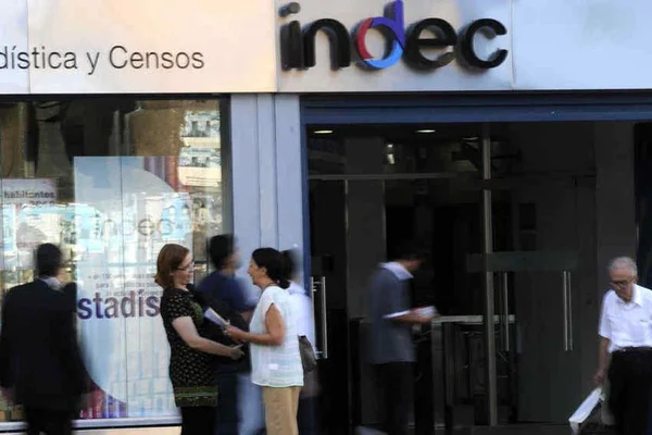 Según Indec, los salarios crecieron 53,4% en 2021 y superaron a la inflación