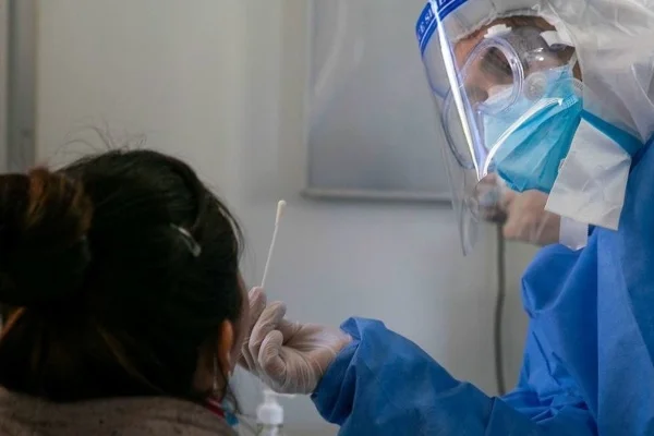 Se registraron 7.807 nuevos casos y 123 muertes por covid
