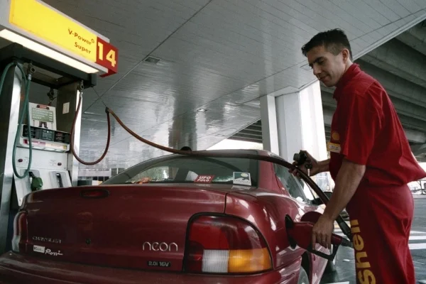 Shell y Axion siguen a YPF y suben los precios de sus combustibles
