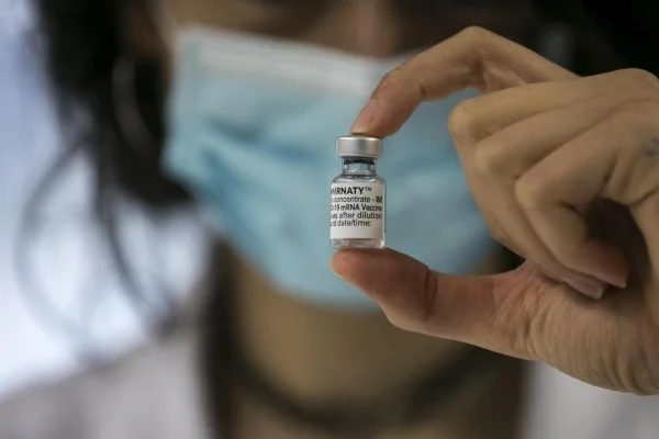 Los efectos secundarios de la tercera dosis de Moderna y Pfizer de mayor a menor
