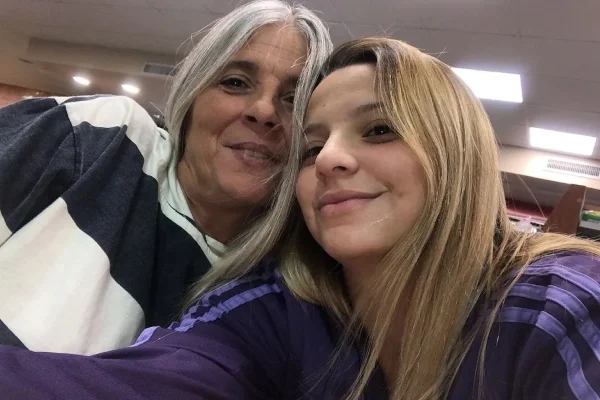 Úrsula junto a su mamá Patricia